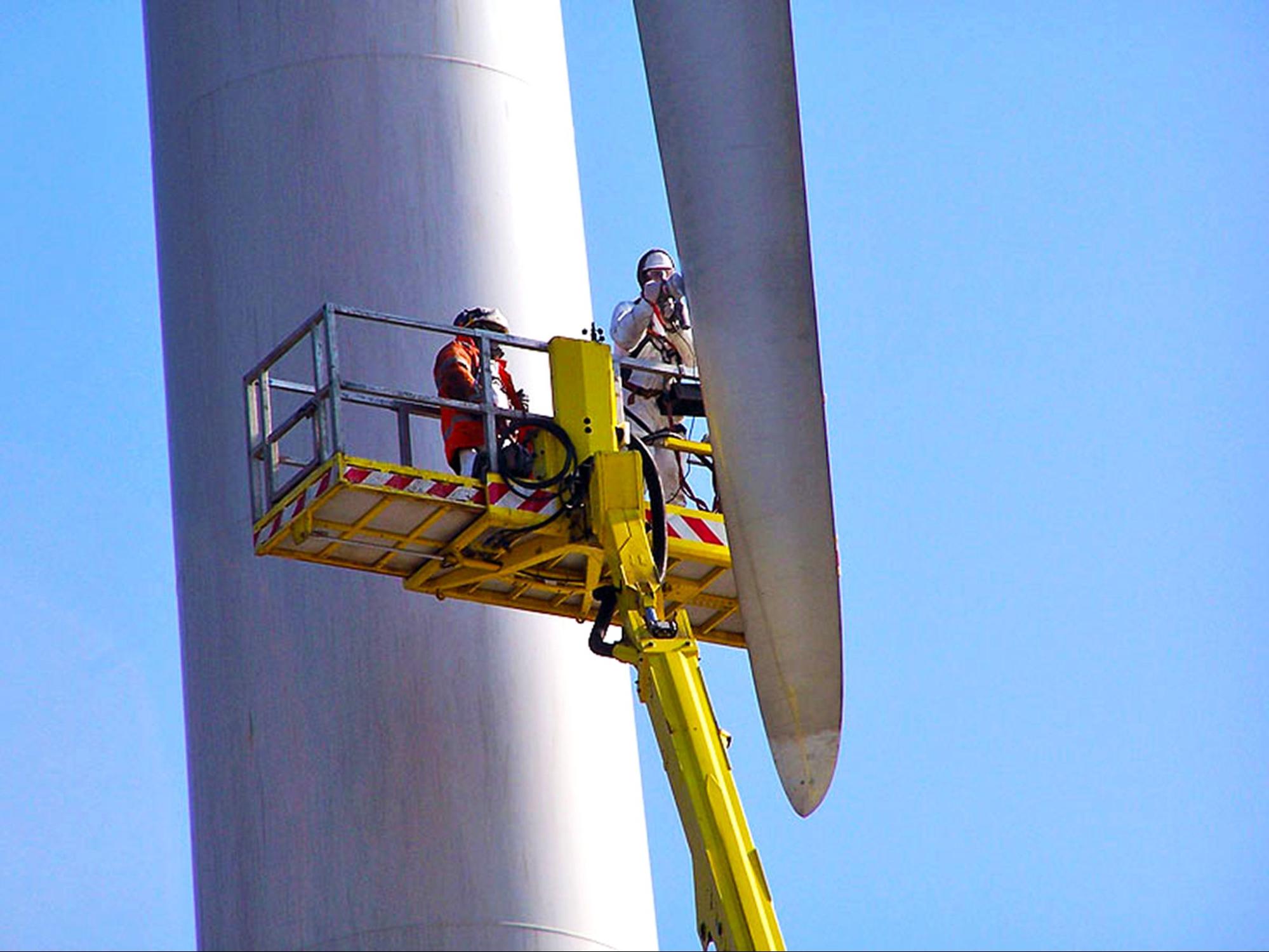 sửa chữa cánh tuabin gió ở Dak Lak