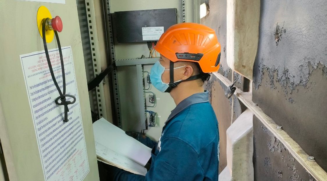 sửa chữa cánh tuabin gió ở Dak Nong