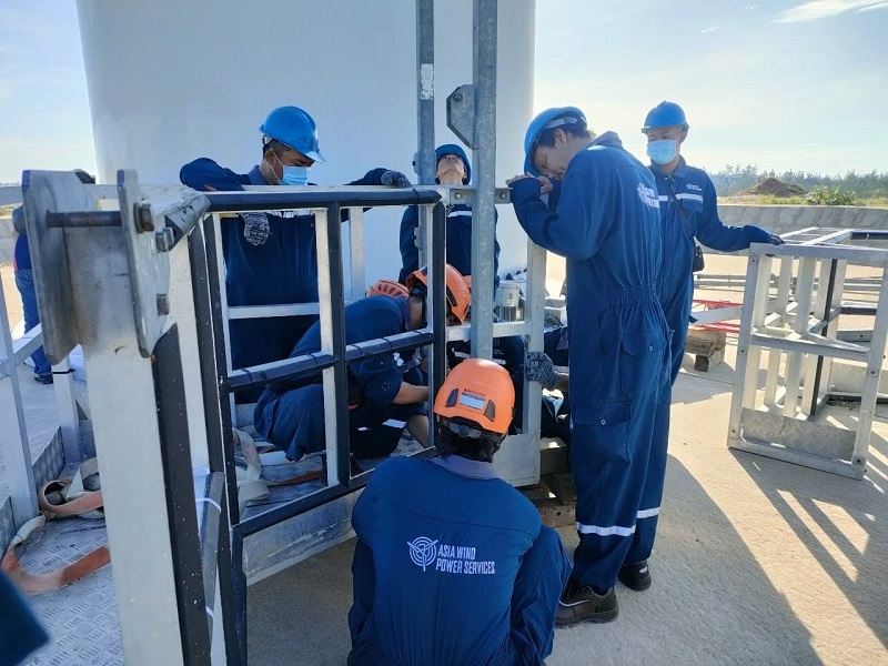 Các kỹ sư đang kiểm tra và vận hành điện gió