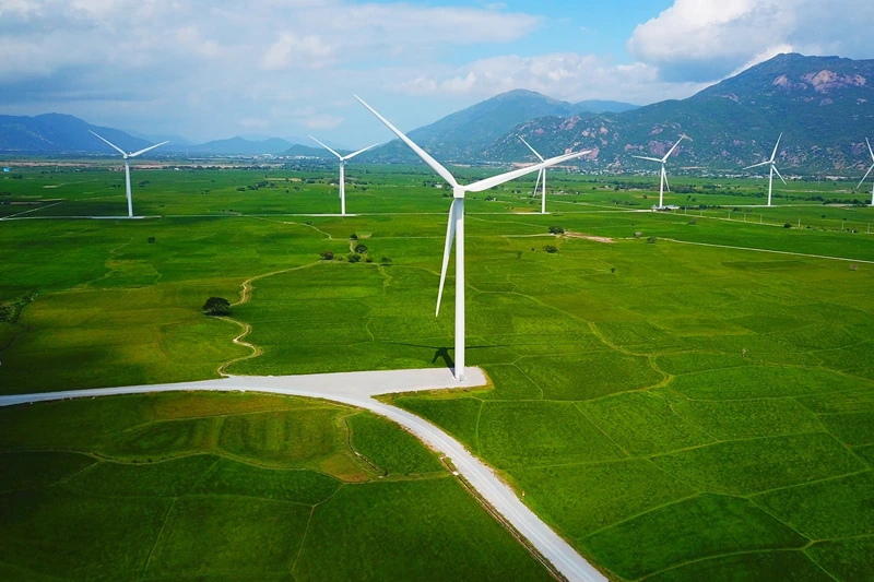 hình ảnh tuabin gió giữa cánh đồng