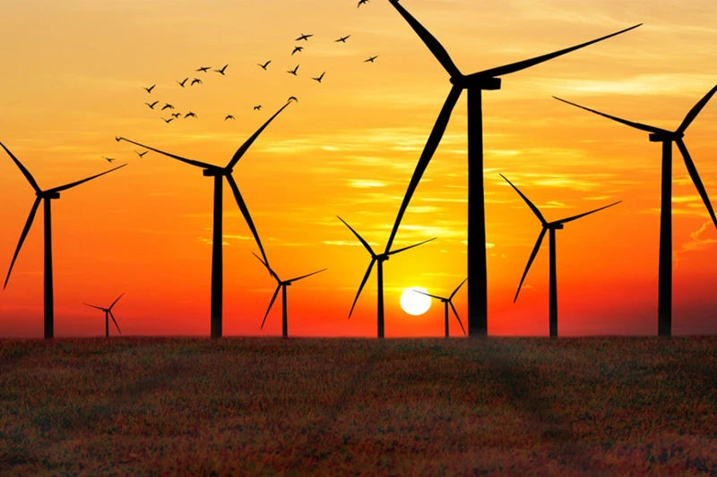 hình ảnh vẻ đẹp và công năng của tuabin gió khi mặt trời lặn
